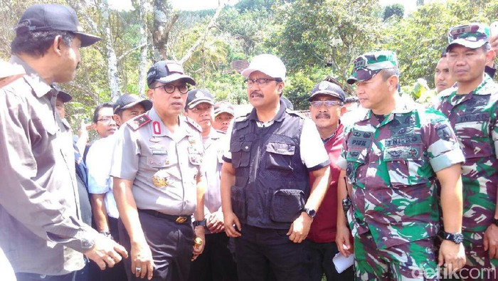 Cek Logistik, Wagub dan Kapolda Jatim Tinjau Longsor Ponorogo