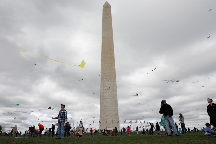 Monumen paling ikonik di Washington, DC, menjadi tempat warga AS untuk sekedar menghabiskan waktu di akhir pekan.