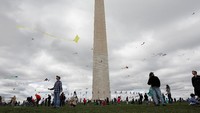Sejumlah warga di Washington, DC, Amerika Serikat , terlihat menghabiskan waktu akhir pekan di Monumen Washington. REUTERS/Aaron P. Bernstein.