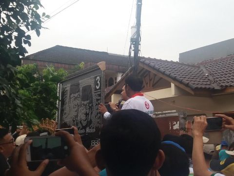 Anies diberi cinderamata
