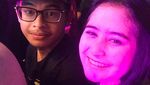 Gaya Santai Prilly Latuconsina Nonton Konser Coldplay