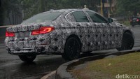 Ditengah guyuran hujan deras mobil ini terlihat nampak model luxury hal ini terlihat dari beberapa crome dibeberapa bagian seperi bagian gril depan dan sisi bagian depan ban.