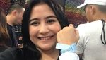 Gaya Santai Prilly Latuconsina Nonton Konser Coldplay