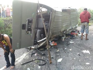 Polisi: Mobil Elf Diisi 21 Penumpang, Kelebihan Muatan