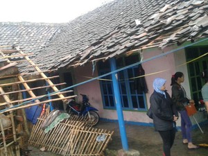 Puting Beliung Rusak Ratusan Rumah di Bandung Barat