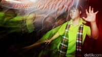 Tarian yang ditampilkan merupakan tarian khas adat Indonesia.