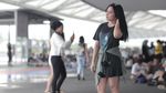 Gaya Santai Prilly Latuconsina Nonton Konser Coldplay