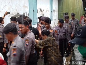 Hujan Deras Warnai Pembongkaran Pagar Pembatas di Keraton Solo