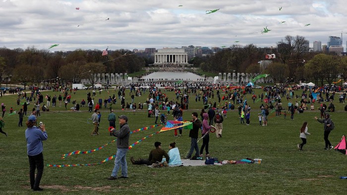 Monumen paling ikonik di Washington, DC, menjadi tempat warga AS untuk sekedar menghabiskan waktu di akhir pekan.
