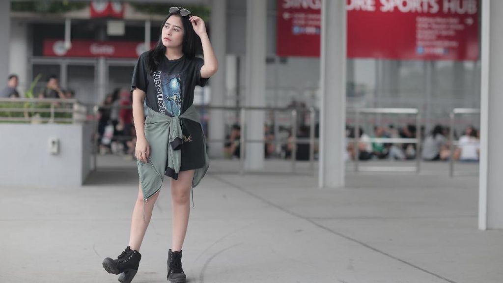 Gaya Santai Prilly Latuconsina Nonton Konser Coldplay