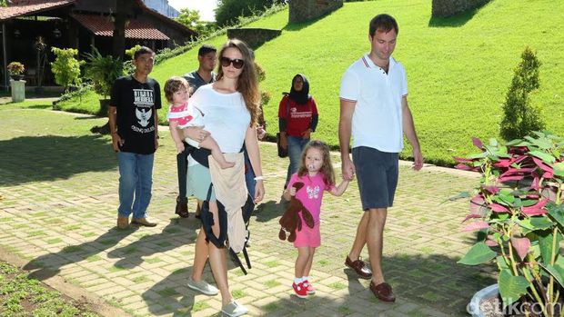 Wisatawan mancanegara berkunjung ke pendopo Banyuwangi