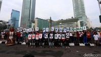 Mereka membawa tulisan Koalisi Pilkada Damai Anti Curang.