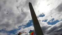 Terik matahari terlihat tidak terlalu menyengat, membuat warga betah berlama-lama. REUTERS/Aaron P. Bernstein.