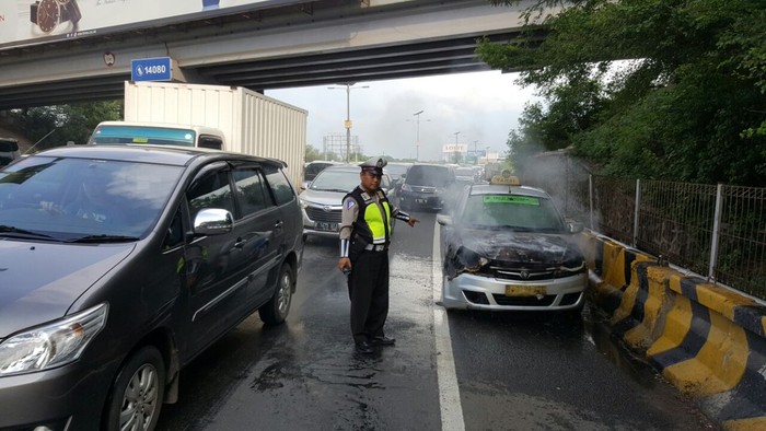 Mobil Taksi Terbakar di Tol Kamal Arah Cengkareng