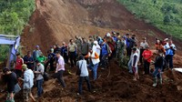 Disana, ia juga sempat meninjau dari dekat lokasi longsor. Dok, Humas Kemensos.
