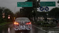 Segmen sedan premium kelas menengah bakal “bergetar” karena Seri 5 terbaru diklaim telah berubah sebagai model tercanggih di pasaran. Pernyataan itu tentu menyentil Mercedes-Benz yang pernah mengklaim hal serupa buat E-Class terbaru yang sudah dijual tahun 2016.