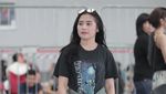 Gaya Santai Prilly Latuconsina Nonton Konser Coldplay
