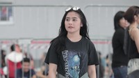 Prilly bergaya santai menuggu Coldplay beraksi. Foto: Asep Syaifullah