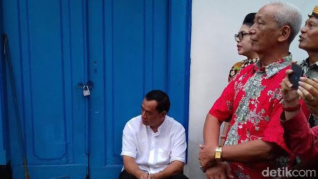 Hujan Deras Warnai Pembongkaran Pagar Pembatas di Keraton Solo
