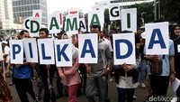 Sejumlah massa yang tergabung dalam Koalisi Pilkada Damai Tanpa Kecurangan (KPD-TK) tengah menyuarakan pilkada damai di Bundaran HI, Jakarta, Minggu (2/4/2017).
