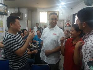 Sambil Ngopi, Anies Dengarkan Curhat Pedagang di Muara Karang