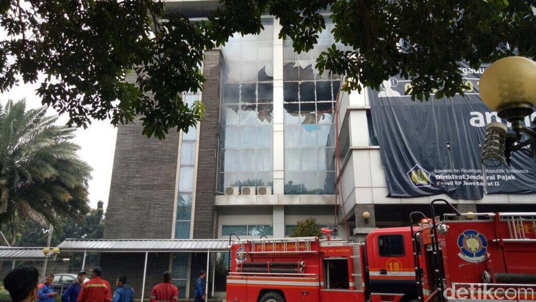 Diawali Ledakan, Kebakaran Landa Kantor Pajak di Bekasi Diawali Ledakan, Kebakaran Landa Kantor Pajak di Bekasi