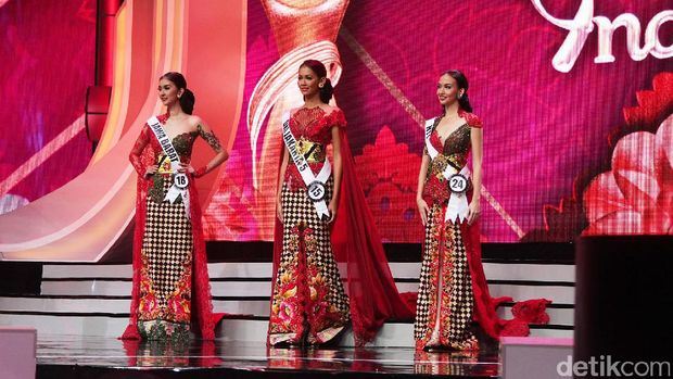 Foto: Cantiknya Finalis Puteri Indonesia 2017 Bergaun Merah