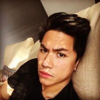 Netizen Indonesia dibuat terpesona oleh ketampanannya. Mengomentari fotonya yang di Jakarta, tak sedikit netizen yang memanggilnya sayang dan calon suami. (Foto: Instagram)