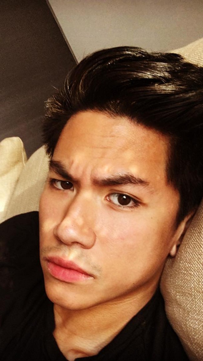 Netizen Indonesia dibuat terpesona oleh ketampanannya. Mengomentari fotonya yang di Jakarta, tak sedikit netizen yang memanggilnya sayang dan calon suami. (Foto: Instagram)