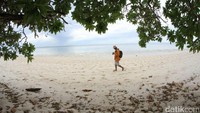 Di sepanjang pantai hanya ada pasir putih dan air laut. Serasa di pulau pribadi (dok istimewa)