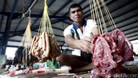 Pasar itu terbagi jadi beberapa bagian sesuai dagangan. Ada pasar sayur, pasar ikan, pasar pisang, sampai barang-barang kebutuhan rumah tangga.