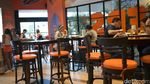 Hooters Girl Sexy Sajikan Chicken Wings Hingga Sandwich Enak