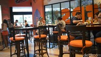 Restoran asal Amerika yang berlogo burung hantu ini cukup kontroversial. Semua pelayannya adalah wanita berparas cantik dan seksi. Hooters Girl akan melayani pesanan makanan Anda saat datang ke sini. 