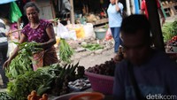 Seorang pembeli nampak memilah beberapa sayur.