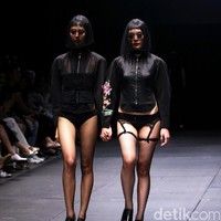 Rancangan Patrick owen bertajuk sentuhan zodiak di Plaza Indonesia Fashion Week 2017. Plaza Indonesia.Jakarta. [Foto: Mohammad Abduh/Wolipop]