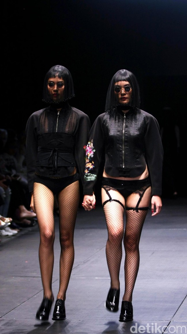 Rancangan Patrick owen bertajuk sentuhan zodiak di Plaza Indonesia Fashion Week 2017. Plaza Indonesia.Jakarta. [Foto: Mohammad Abduh/Wolipop]