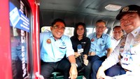 Penampakan Soni Sumarsono saat naik angkutan Koperasi Wahana Kalpika (KWK) saat ngantor ke Balai Kota, Senin (3/4/2017). Sebelumnya Soni dijemput oleh angkutan KWK di kediamannya di Jl Taman Suropati, Menteng, Jakarta Pusat.