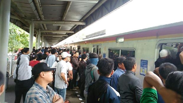 Penumpukan Penumpang di Satsiun Poris