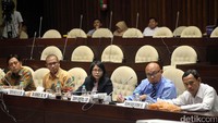 Setelah komisioner KPU, Komisi II akan melakukan fit and proper test terhadap 10 calon anggota Bawaslu esok hari, Selasa (4/4). Uji kelayakan dan kepatutan komisioner Bawaslu akan dibagi menjadi dua gelombang.