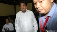Jaksa mengatakan terdakwa terbukti melakukan tindak pidana korupsi sebagaimana diatur dan diancam pidana dalam dakwaan alternatif pertama Pasal 5 ayat 1 huruf a Undang-undang RI Nomor 31 tahun 1999 tentang pemberantasan Tindak Pidana Korupsi.