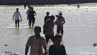 Puluhan warga negara Timor Leste melintasi sungai menuju Wilayah Atambua, Indonesia.