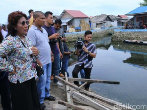 Tampil Kasual, Susi Blusukan ke Kampung Nelayan Bajo di Wakatobi