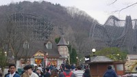 Foto: Beragam wahana seru bisa traveler coba. Salah satu yang paling ikonik adalah roller coaster kayu T Express (Kurnia/detikTravel)