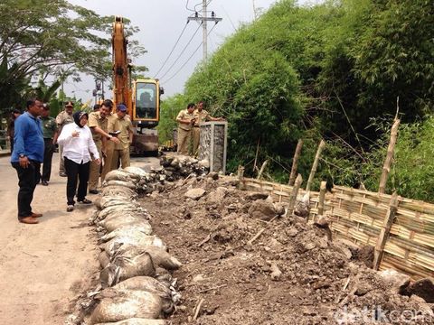 Risma Pimpin Perbaikan Jalan Ambles