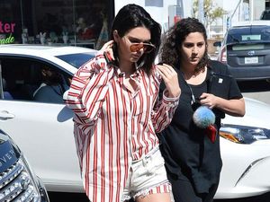 Gaya Nyeleneh Kendall Jenner Pakai Jeans Pendek, Berani Coba?