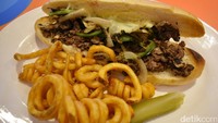 Philly cheese steak sandwich ini disajikan dengan hoagie roll atau roti bun yang diisi dengan potongan daging steak plus keju mozarella yang gurih. Makin kenyang ditambahkan dengan kentang goreng.