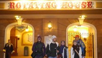 Foto: Pemenang dTraveler of The Year 2016 menjajal wahana Rotating House. Udara yang dingin, sekitar 5 derajat Celcius tidak menyurutkan semangat mereka untuk seru-seruan di Everland (Kurnia/detikTravel)