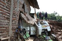 Evakuasi Korban Longsor di Ponorogo