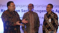 Direktur SDM dan Umum Pelindo 3 Toto Heli Yanto, Direktur Utama Pelindo 3 Orias Petrus Moedak dan Direktur Utama Mandiri Inhealth Iwan Pasila berbincang usai penandatangan kerja sama di Jakarta, Senin (3/4/2017).