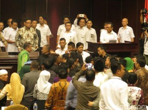 Ada Lantunan Selawat di Tengah Adu Teriakan Rusuh Paripurna DPD